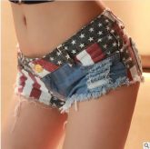 Short estilizado com bandeira.